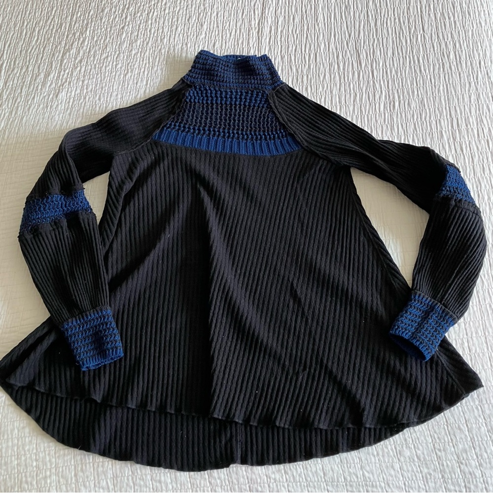 EUC Free People black/blue flyaway long sleeve top w/blue open weave